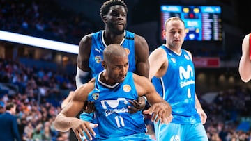 Mus Barro, pívot del Movistar Estudiantes, levanta al base Jayson Granger ante el Sïlbo San Pablo Burgos.