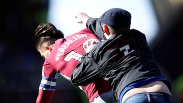 El hincha que peg車 un pu?etazo a Grealish fue hallado muerto en el sof芍 por su hermana