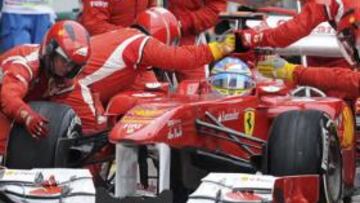 <b>LOS COLORES DEL DESASTRE. </b>El Ferrari pierde competitividad con los neumáticos medios (PZero en blanco) y los duros (PZero en plata).