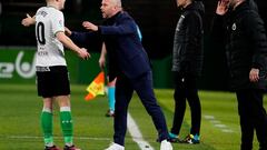 José Alberto, entrenador del Racing, da instrucciones a Íñigo Vicente, en El Sardinero.