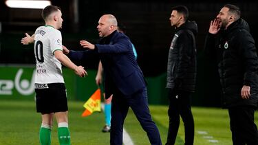 José Alberto, entrenador del Racing, da instrucciones a Íñigo Vicente, en El Sardinero.