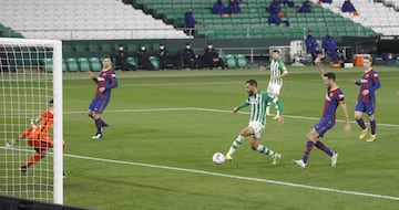 Borja Iglesias marca el 1-0 al Barcelona. 