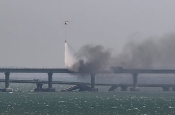 El Puente de Crimea es el más largo de Europa y uno de los más estratégicos del continente. La NAK, Comité Nacional Antiterrorista de Rusia, ha informado de una explosión de un camión la cual ha provocado el incendio de varios tanques.