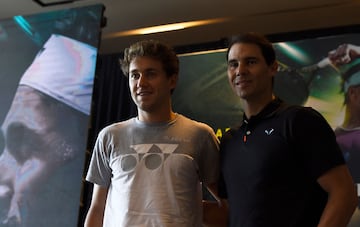 Spanish tennis player Rafael Nadal (R) and Norwegian player Casper Ruud poses for pictures during a press conference in Mexico City on December 1, 2022, ahead of their exhibition match. (Photo by CLAUDIO CRUZ / AFP)