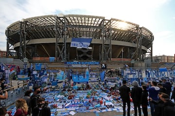 Numerosos aficionados del club italiano se han acercado a los alrededores del estadio San Paolo para dar el último adiós al astro argentino. Las inmediaciones de la casa del Nápoles se han convertido en un santuario de Diego antes del encuentro frente a la Roma.v