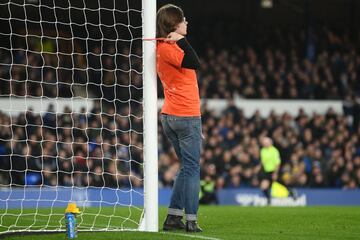 Ocurrió en el minuto 50 del Everton-Newcaslte. Un espectador, con una camiseta en la que se leía 'Just stop oil' se ha atado con una brida al poste. El partido estuvo parado durante siete minutos hasta que la seguridad del estadio del Everton consiguió romper la brida.