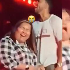Romeo Santos hace que una fan le toque sus partes íntimas