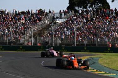 Fernando Alonso por delante de Esteban Ocón.