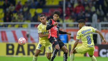 Sebastián Cáceres y Ozziel Herrera pelean un balón en el partido entre Atlas y América en la Jornada 1 del Apertura 2022.