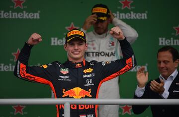 Max Verstappen celebra la victoria de carrera en el podio. 