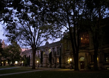 Localizada en Princeton,una comunidad ubicada en el condado de Mercer, Nueva Jersey. Fue fundada como el College of New Jersey en 1746. Algunos de los alumnos más prominentes son el CEO de Amazon Jeff Bezos o la ex primera dama Michelle Obama.