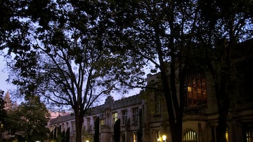 Localizada en Princeton,una comunidad ubicada en el condado de Mercer, Nueva Jersey. Fue fundada como el College of New Jersey en 1746. Algunos de los alumnos más prominentes son el CEO de Amazon Jeff Bezos o la ex primera dama Michelle Obama.