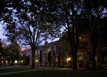 Localizada en Princeton,una comunidad ubicada en el condado de Mercer, Nueva Jersey. Fue fundada como el College of New Jersey en 1746. Algunos de los alumnos más prominentes son el CEO de Amazon Jeff Bezos o la ex primera dama Michelle Obama.