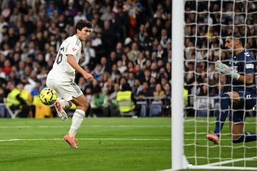 El delantero no ha derribado la puerta del primer equipo, la ha sacado del marco. Un hat-trick perfecto (derecha, izquierda y cabeza) con tres goles a cada uno mejor.
