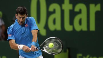 Serbia's Novak Djokovic returns the ball to Jan-Lennard Struff of Germany, during the ATP Qatar Open tennis competition in Doha on January 2, 2017. / AFP PHOTO / KARIM JAAFAR