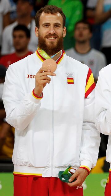 Otro de los jugadores españoles que probó suerte en la NBA, el canario disputó cinco temporadas en Estados Unidos, aunque sus mejores momentos llegaron vestido de rojo. Con España quedo subcampeón olímpico en Londres y tercero en Río. Sergio sí conquistó el oro en el mundial (2006) y el Europeo (2015). En la Liga ACB defendió los colores del Estudiantes y del Real Madrid, club al que regresó antes de retirarse el pasado mes de junio.