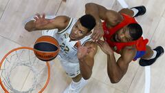 MOSCOW, RUSSIA - JANUARY 14: Kyle Hines (42)  of CSKA Moscow in action against Walter Tavares (22) of Real Madrid  during the Turkish Airlines EuroLeague basketball match between CSKA Moscow and Real Madrid in Moscow, Russia on January 14, 2020.
  (Photo by Sefa Karacan/Anadolu Agency via Getty Images)