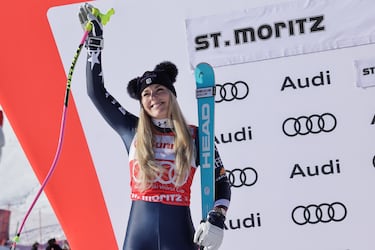 Lindsey Vonn celebra en el podio tras competir en la carrera de descenso femenina durante la Copa del Mundo de Esquí Alpino FIS 2025-2026, en St. Moritz.