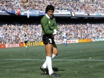 Mismo caso que Ardiles. El portero usó esos inusuales números en el Mundial de Argentina '78 (5) y en España '82 (7).