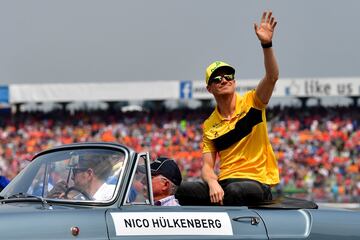 Nico Hulkenberg saludando a su llegada al circuito. 