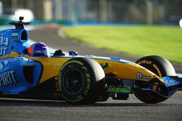 Fernando Alonso se ha vuelto a subir al R25, el monoplaza con el consiguió levantar su primer Mundial de Fórmula 1 en 2005. El propio piloto español ha calificado la sensación de volverse a subir en ese monoplaza como "increíble".