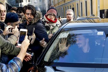 El futbolista sueco saluda a aficionados milanistas que le esperan a su llegada a la clíncia Madonnina en Milán.