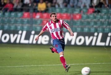 Únicamente necesitó 24 partidos de Liga para convertirse en Pichichi con el Atlético. Logró 24 tantos y consiguió una distinción individual que ningún otro italiano ha podido repetir en la competición española. Cuatro de ellos llegaron contra el Salamanca en un partido que el equipo rojiblanco perdió 5-4 en el Helmántico. En total, Vieri anotó 29 goles en 32 partidos entre todas las competiciones y dejó una obra de arte para el recuerdo, al PAOK de Salónica en UEFA desde línea de fondo sin ángulo para el delirio del Vicente Calderón. En la competición europea hizo sus otros cinco tantos, pero al acabar el curso decidió salir por su agrietada relación con Antic y volvió a su país de origen. Vieri, que había formado una delantera de oro junto a Kiko y Juninho, puso rumbo a la Lazio y su etapa en España fue fugaz, aunque productiva de cara a puerta. Posteriormente se marchó al Inter para jugar arriba junto a Ronaldo y en la temporada 2002-03 también acabó como máximo goleador de la Serie A con otros 24 tantos. Un fantástico ariete con un carácter muy peculiar, que había llegado al Atlético desde la Juventus y se convirtió en uno de los delanteros más mortíferos y emblemáticos de finales del siglo XX.