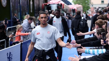 Alexander-Arnold saluda a los aficionados.