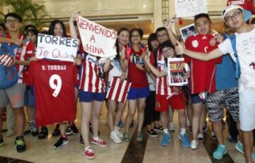 Numerosos aficionados esperaban la llegada del equipo.