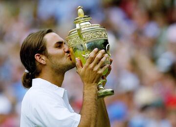 Federer llegó a la Catedral tras la decepción de caer en primera ronda del 2002 ante Ancic. Pero el suizo llegó a Londres ya como número 5 y la condición de favorito. En todo el torneo, sólo se dejó un set frente a Mardy Fish. Derrotó en la final a Mark Philipoussis y puso la primera piedra de su leyenda.