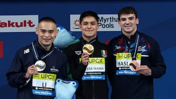 Doha (Qatar), 03/02/2024.- Silver medal winner Shixin Li (L) of Australia, Gold medal winner Osmar Olvera Ibarra (C) of Mexico and Bronze medal winner Ross Haslam (R) of Great Britain pose during the medal ceremony of the Men's 1m Springboard Final at the FINA World Aquatics Championships Doha 2024 in Doha, Qatar 03 February 2024. (Gran Bretaña, Reino Unido, Catar) EFE/EPA/ALI HAIDER