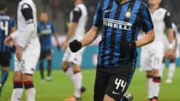 El jugador del Inter de Milán Ivan Persic celebra un gol ante el Cagliari.