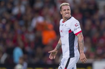 El argentino sorprendió con su aparición en Lobos BUAP tras militar con Cafetaleros en el Ascenso MX. En sus dos torneos que jugó con los licántropos marcó 16 goles situación que despertó el interés de distintos clubes. Finalmente, el León compró su carta y llega para reforzar el ataque del equipo de Ambriz.
