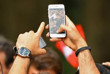 Un aficionado toma una fotografí­a de Roger Federer el dí­a después de ganar a Rafa Nadal en la final del Open de Australia 2017.