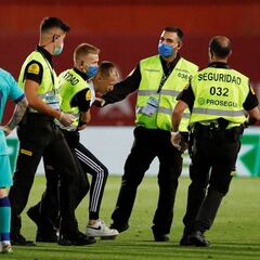Increíble: partido sin público... ¡y salta un espontáneo para sacarse una foto con Messi!