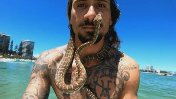 Higor Fiuza con su serpiente pitón por el cuello y la cara en Australia.