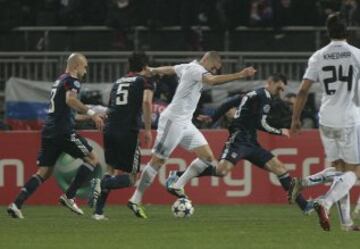 Benzema hace una pared con Cristiano y se interna en el área. Detrás le siguen Cris y Lovren (5), mientras que Reveillere intenta obstaculizarle...