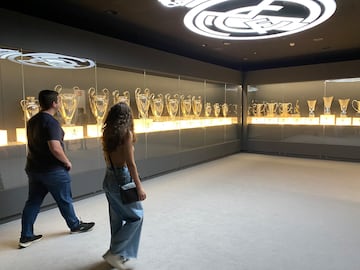 Dos visitantes del tour del Bernabéu en la sala de los 25 títulos europeos del Real Madrid.