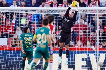 Batalla captura un balón aéreo.