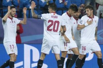 1-0. Pablo Sarabia celebró el primer gol.