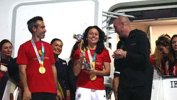 El entrenador de la Roja, Jorge Vilda, la capitana de la selección, Ivana Andrés, y el Presidente de Real Federación Española de Fútbol, Luis Rubiales, a su llegada al aeropuerto, a 21 de agosto de 2023, en Madrid (España).
FÚTBOL;FAMOSOS;MUNDIAL
José Ruiz / Europa Press
21/08/2023