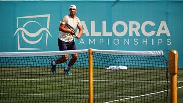 El tenista español Rafa Nadal entrena sobre las pistas de hierba del Mallorca Championship.
