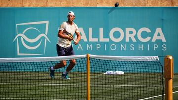 El tenista español Rafa Nadal entrena sobre las pistas de hierba del Mallorca Championship.