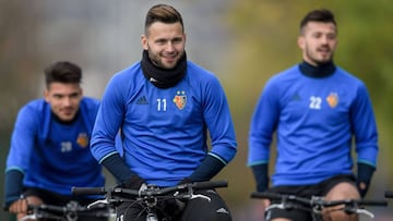 Petretta, Steffen y Ajeti llegan al entrenamiento del Basilea en bicicleta.