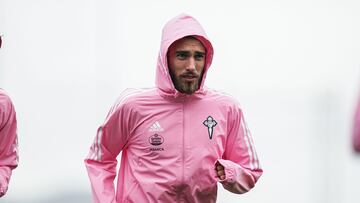 El defensa catal¨¢n ?scar Mingueza, durante un entrenamiento del Celta.