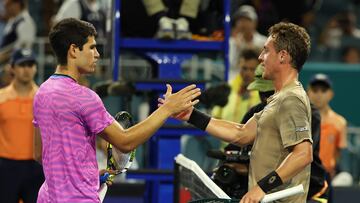 Carlos Alcaraz saluda a Roberto Carballés después de ganarle en el Miami Open.