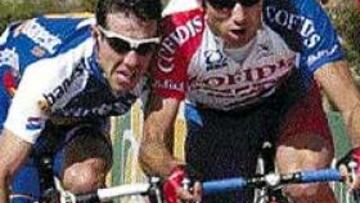 <b>ÚLTIMO AÑO.</B> Moncoutie, vencedor en 2002, en pelea con Mercado.