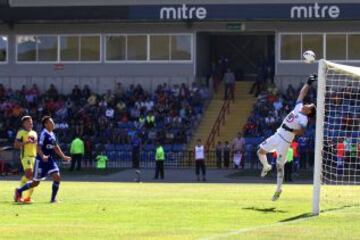 Otro ángulo del gol que contó con la feble reacción del meta local.