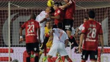 <b>ESFUERZO. </b>Cáceres intenta despejar un balón que también pelean Chico y Ramis con Javi Varas de fondo.