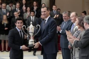 El rey Felipe VI junto a Marc Márquez. 
